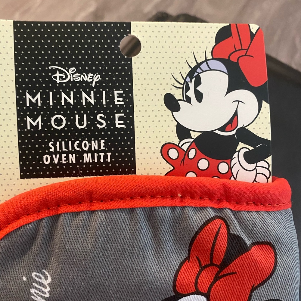 Minnie Mouse - Picture 13 of 16